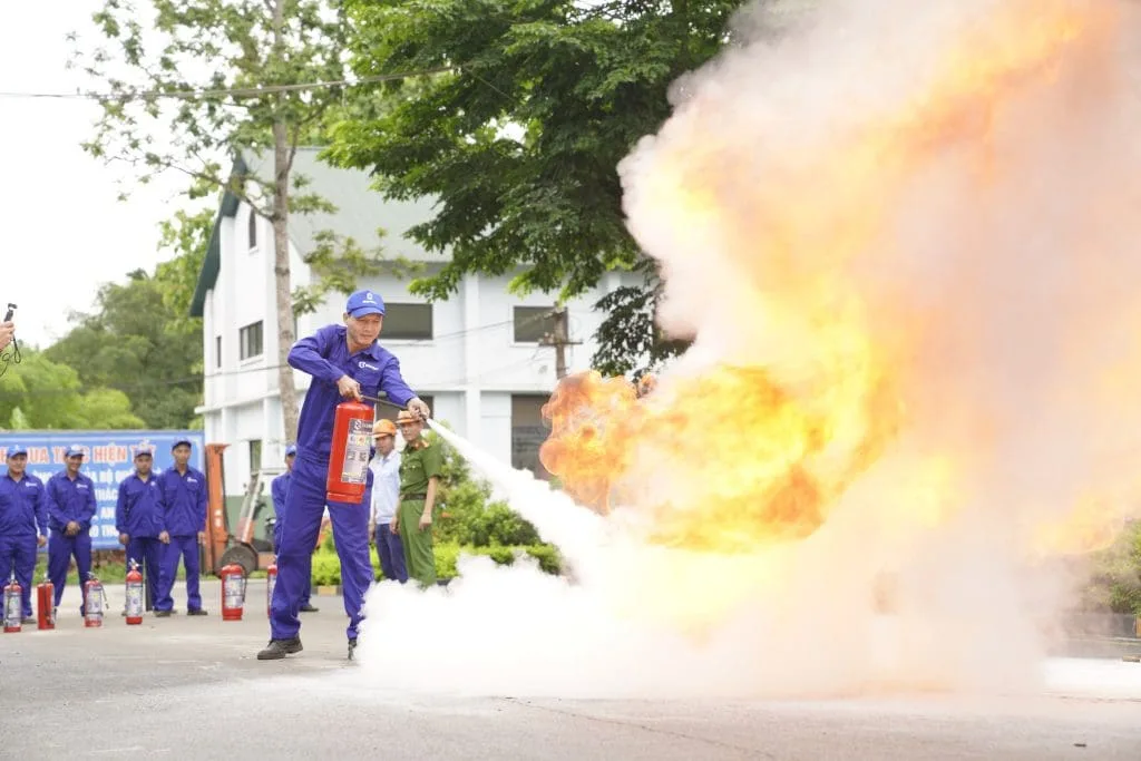 Dùng bình bột ABC hãng 83MEC thực hành chữa cháy