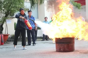 Làm gì khi cháy xe điện ?